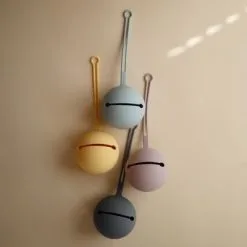 Mushie Range Sucette En Silicone Powder Blue -Sorties et bagagerie boutique range sucette en silicone powder blue 4